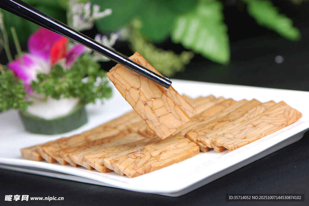 筷子夹起美味豆皮
