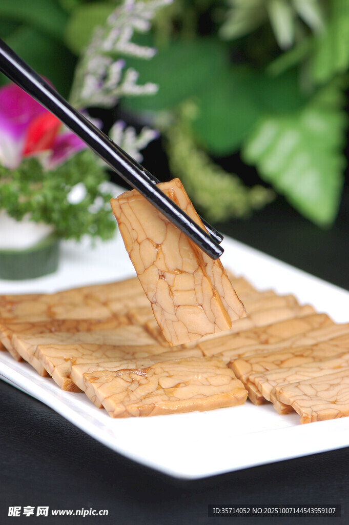 筷子夹起美味豆干