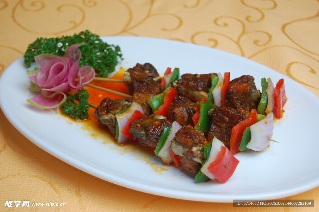 美味烤肉串摆盘精致