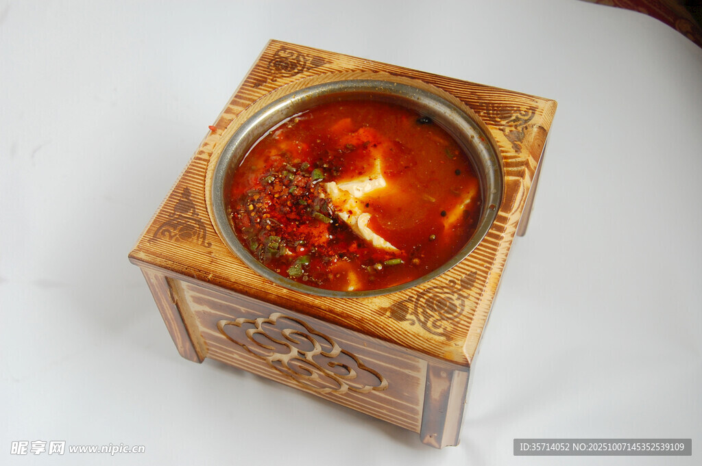 方形容器中的红色食物