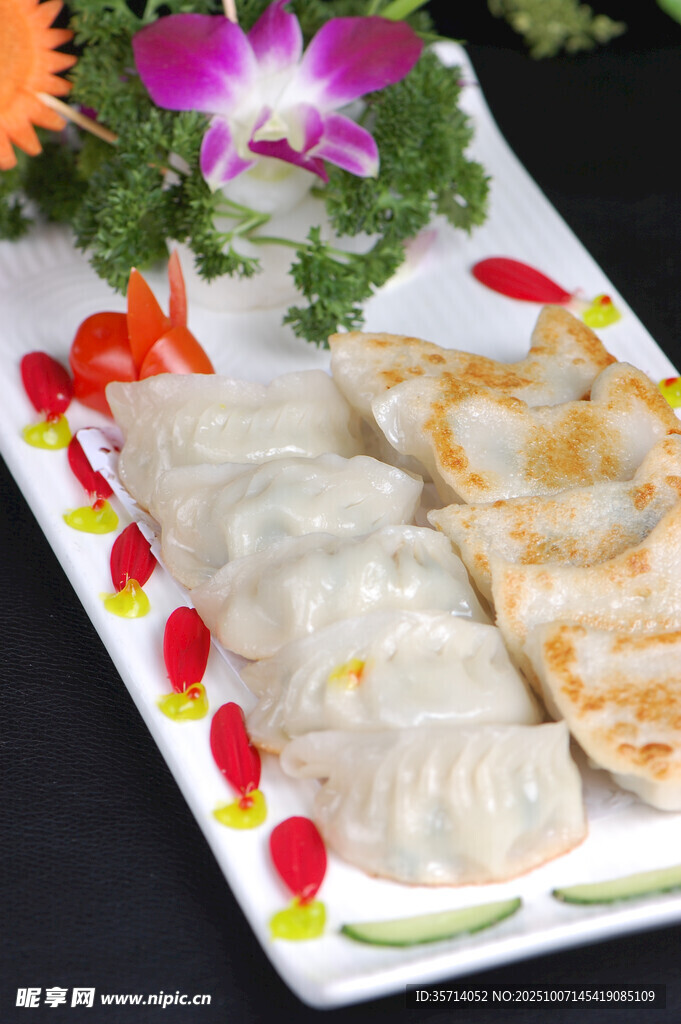精美摆盘的多样特色饺子
