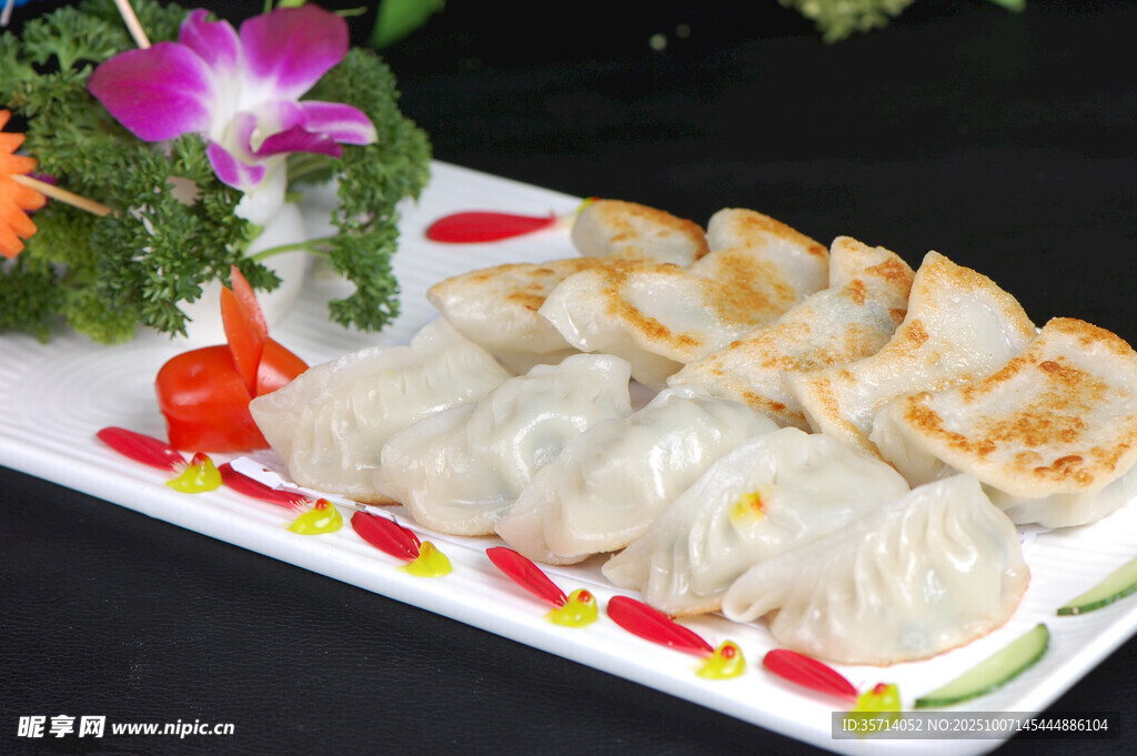 精美摆盘的多样特色饺子
