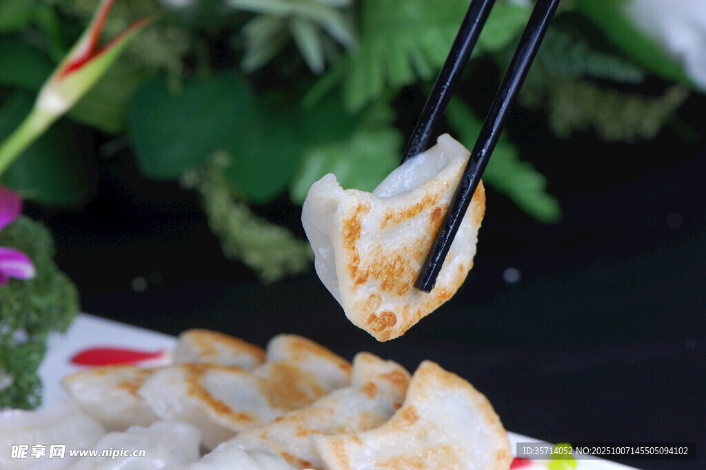 筷子夹起美味饺子