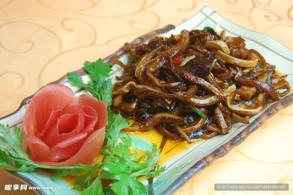 玫瑰饰边的美味炒鱿鱼丝