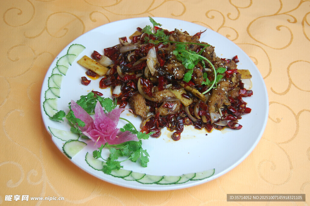 美味炒肉摆盘精致