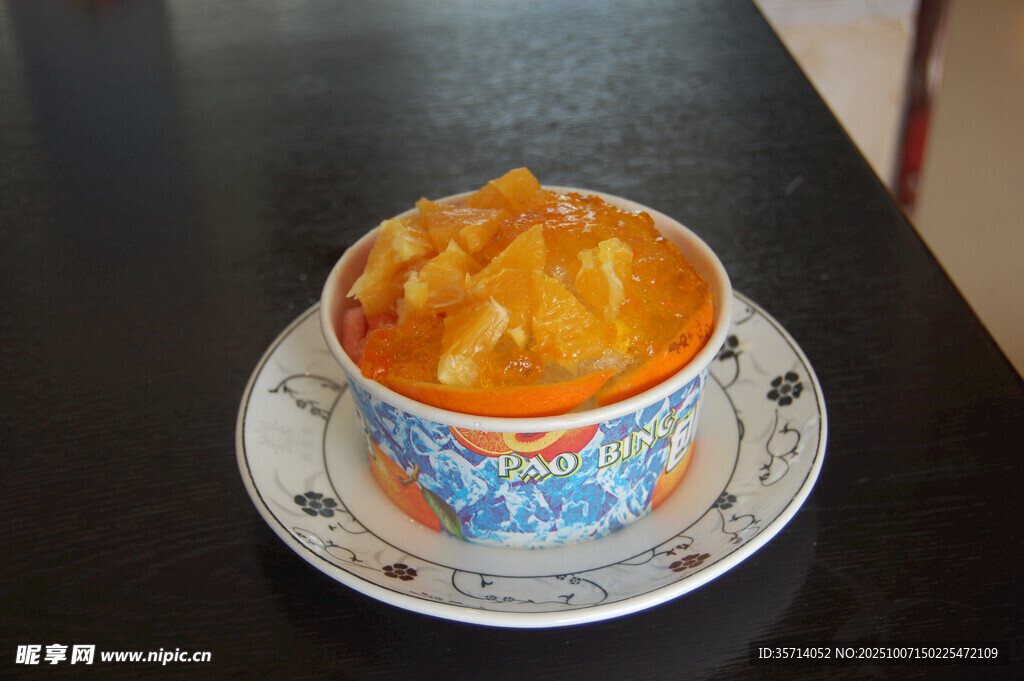 中式碗装美味橙色食物