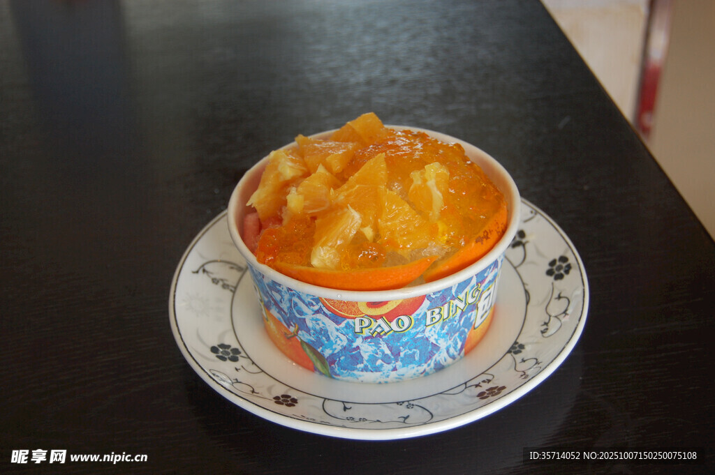 中式碗装美味橙色食物