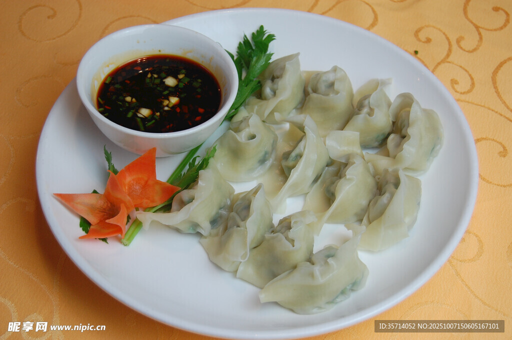 美味饺子配蘸料