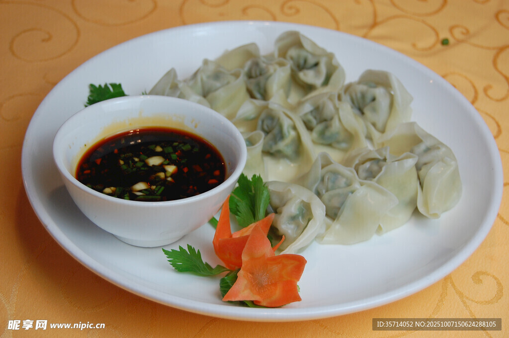 美味饺子配蘸料