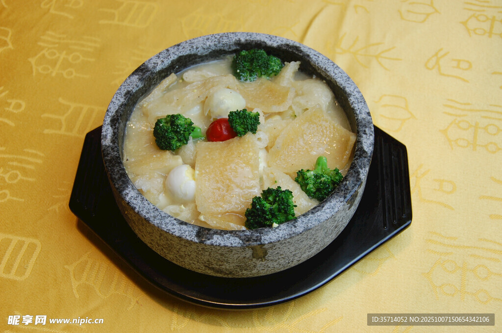 石锅海鲜豆腐煲