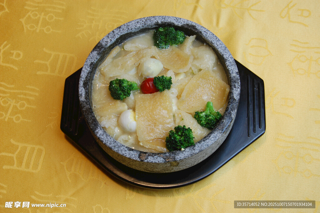 石锅海鲜豆腐煲