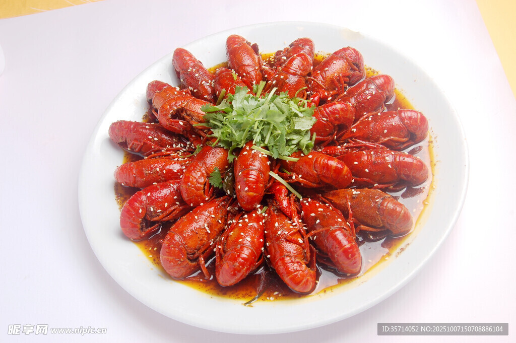 美味小龙虾摆盘精致