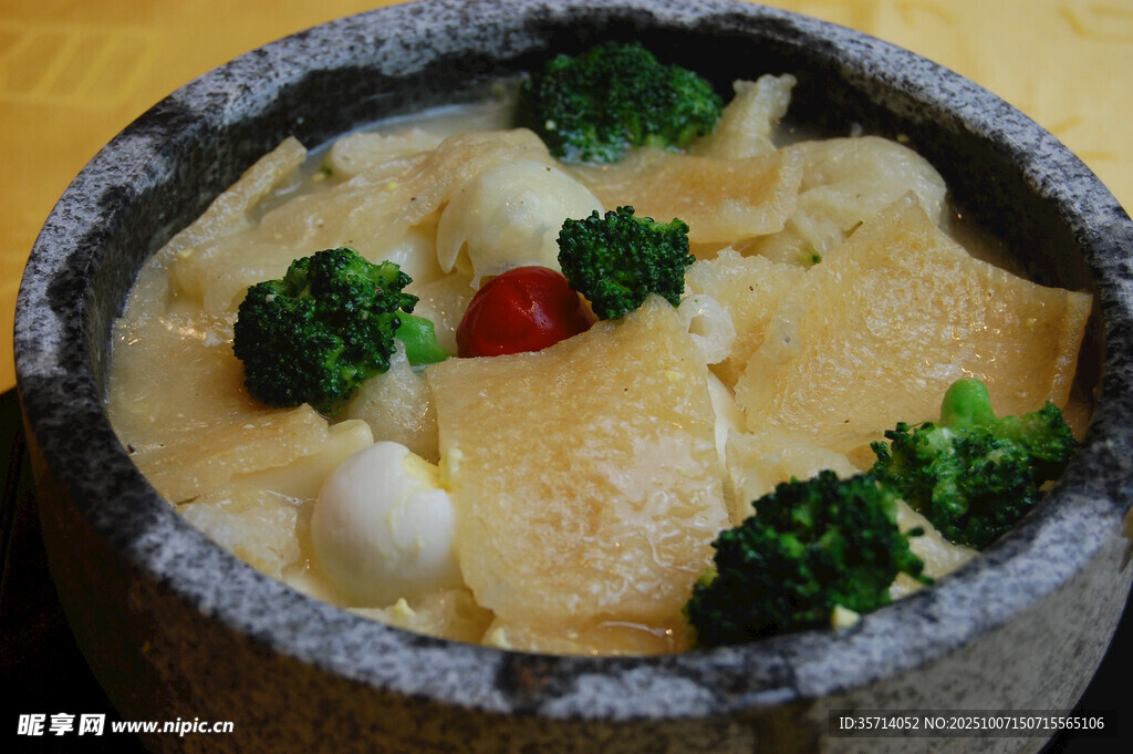 石锅海鲜豆腐煲