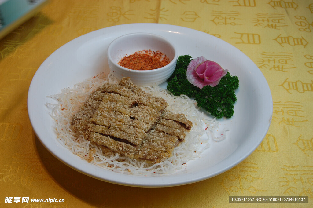 香酥炸物配蘸料摆盘精致