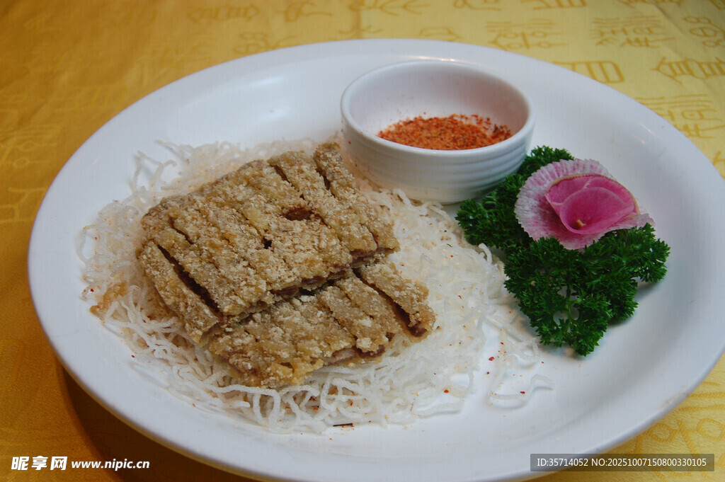 白盘上的美味鸡肉料理