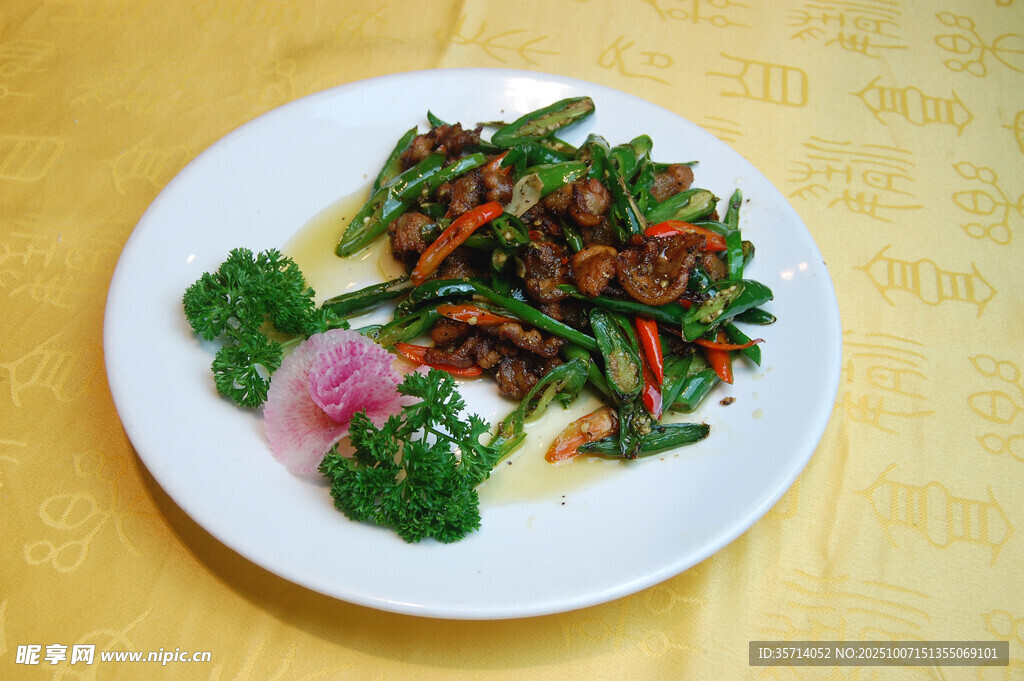 美味炒野菜配精致摆盘