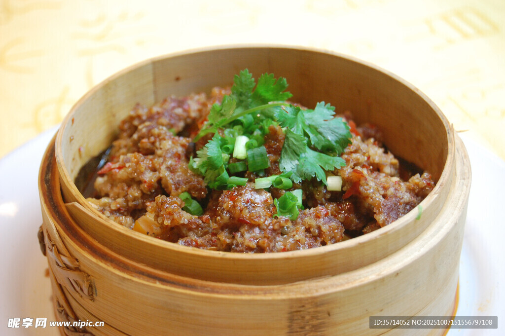 竹笼蒸制的美味粉蒸肉