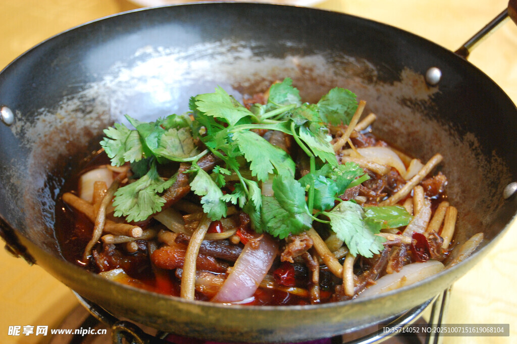 美味干锅食材丰富诱人