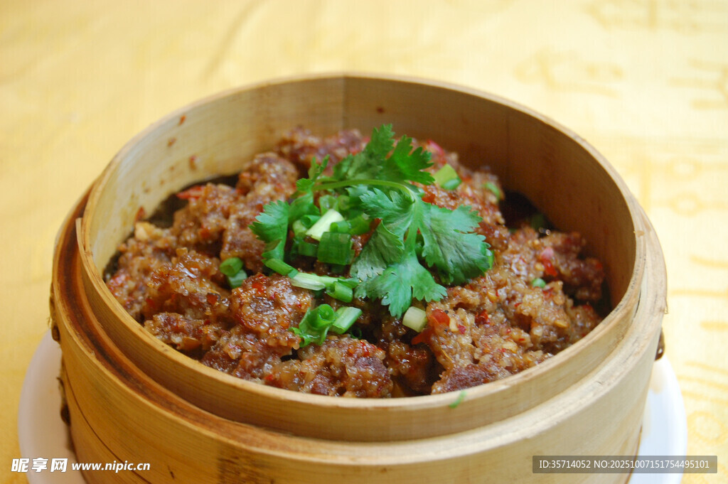竹笼蒸制的美味粉蒸肉