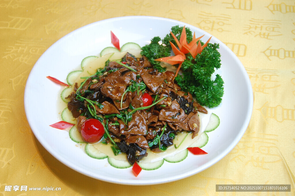 美味牛肉蔬菜摆盘佳肴