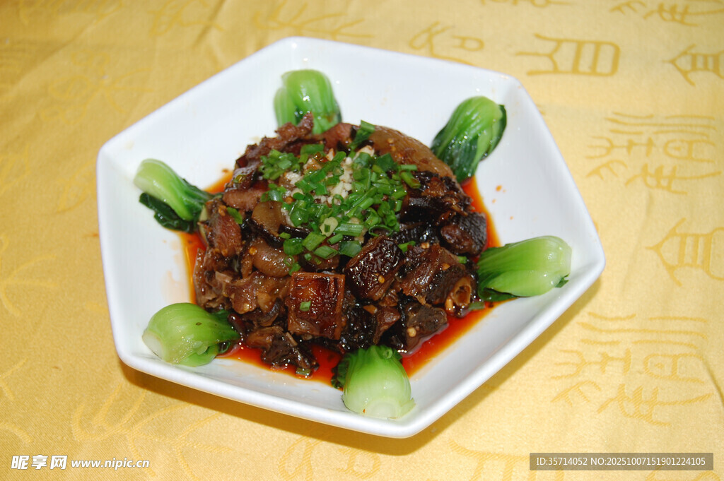 红烧牛肉配青菜