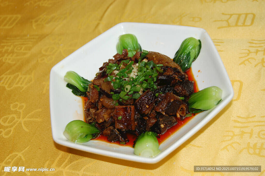 美味酱牛肉摆于盘中