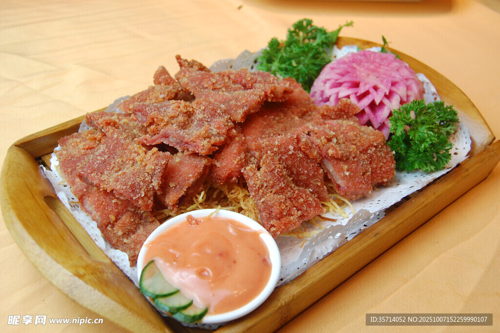 美味烤肉拼盘搭配蘸料
