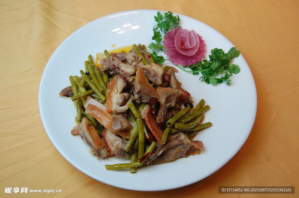 豆角炒肉摆盘精致
