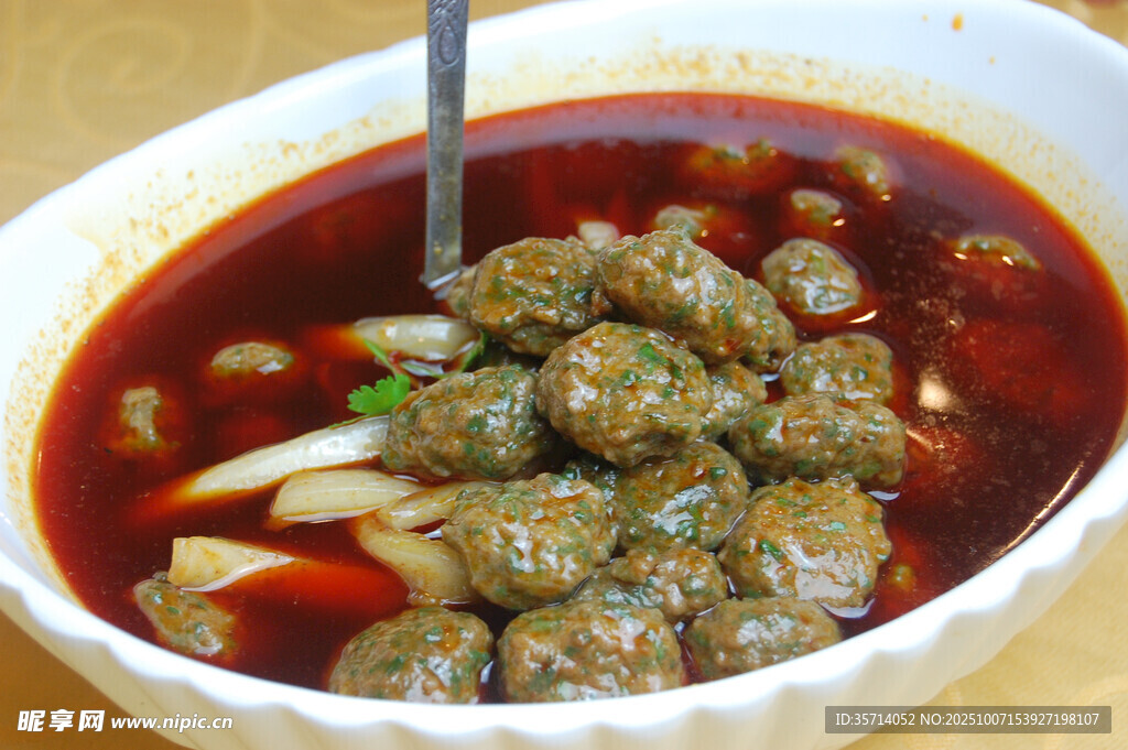 红油飘香的美味牛肉丸汤