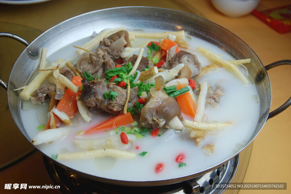 美味牛肉蔬菜火锅
