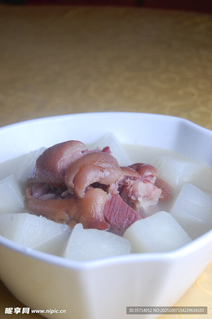 萝卜炖腊猪蹄