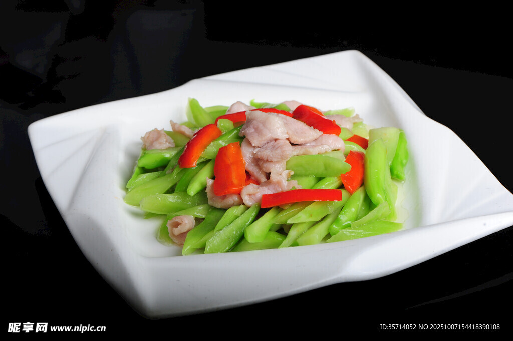 青椒炒肉丝摆放在白盘