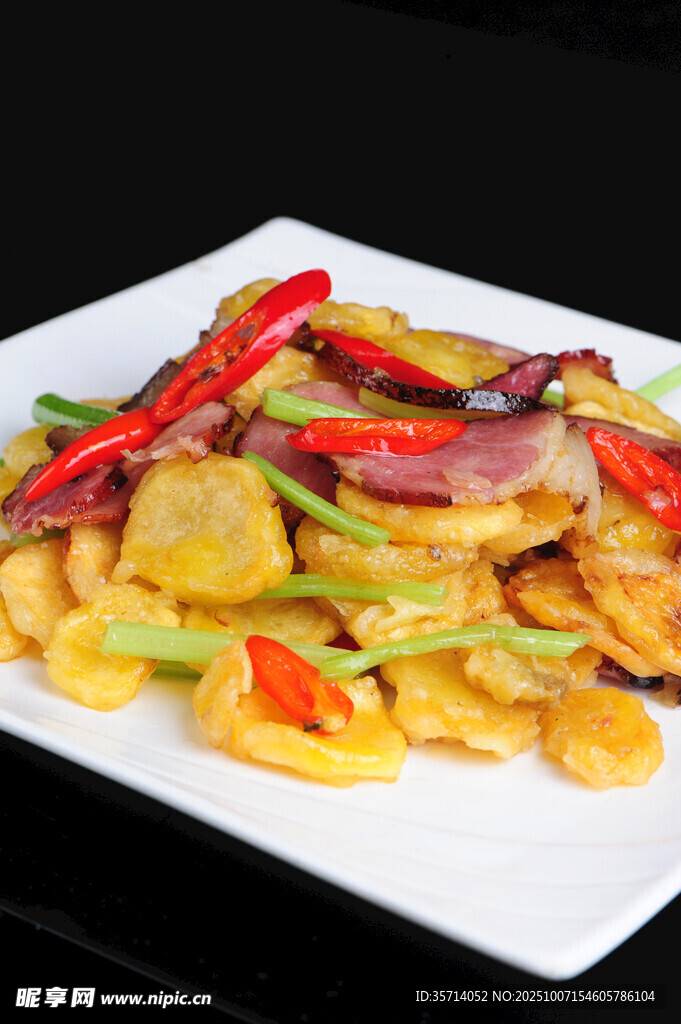 香煎土豆配红椒肉片