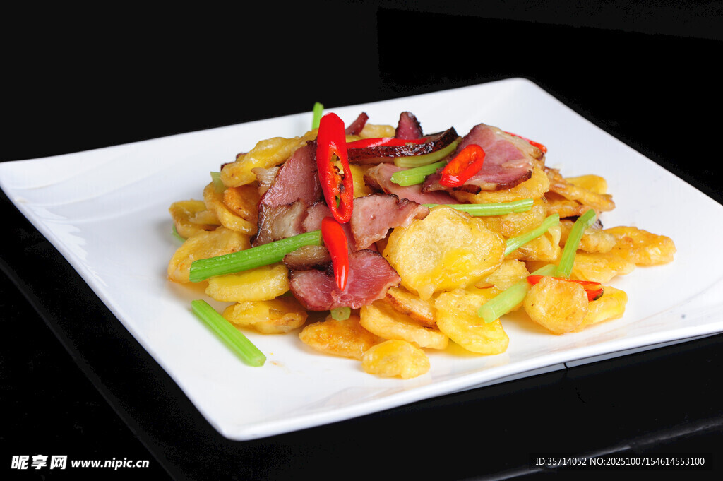 香煎土豆配彩椒腊肉