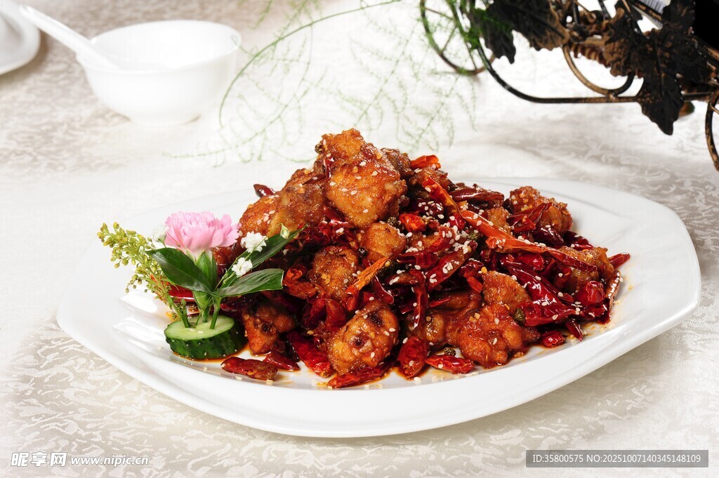 美味香辣鸡块摆盘中