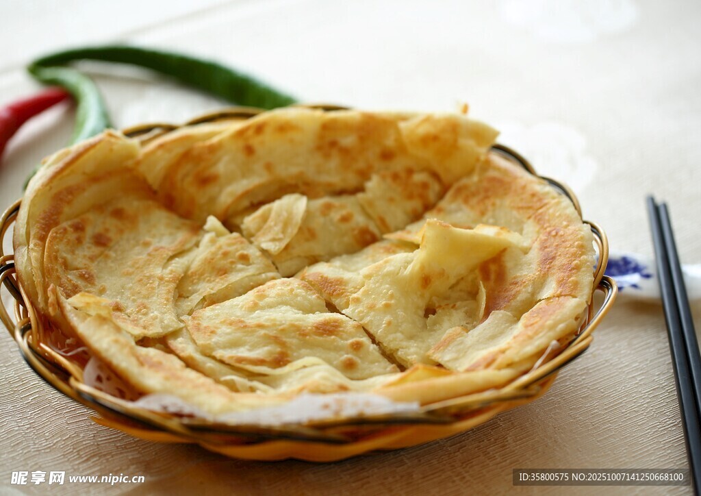 美味煎饼置于竹篮中