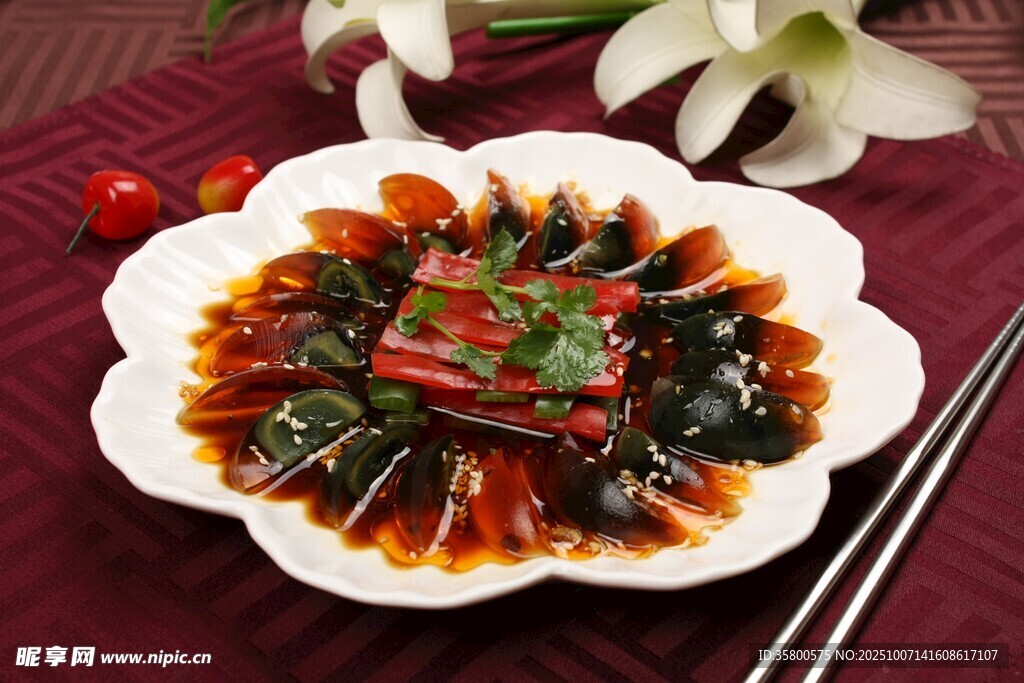 美味凉拌皮蛋摆于盘中