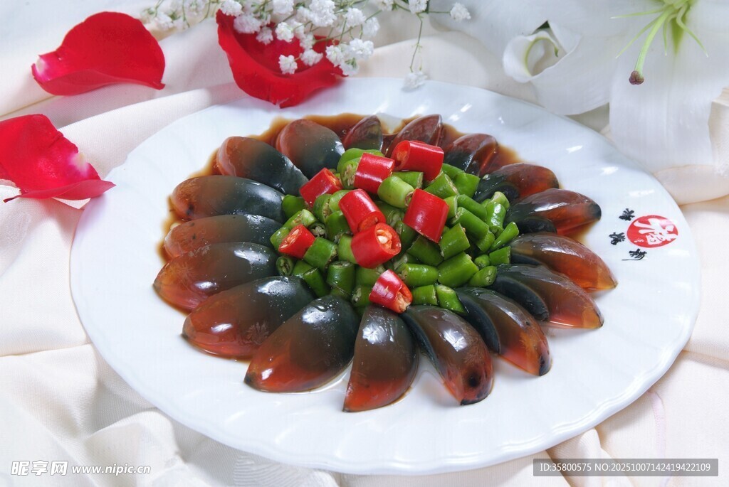 美味凉拌松花蛋摆盘精致