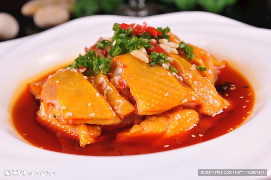 红油浇淋的美味鸡肉
