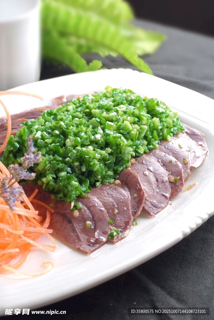 葱香浇汁鲜嫩牛肉片