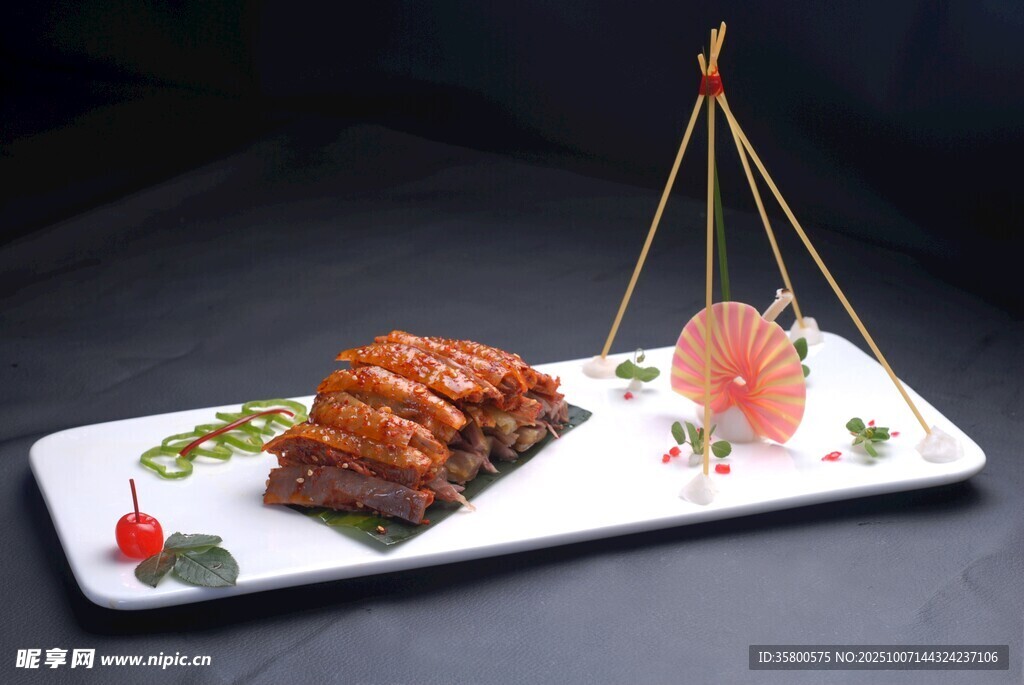 精致摆盘的美味烤鸭