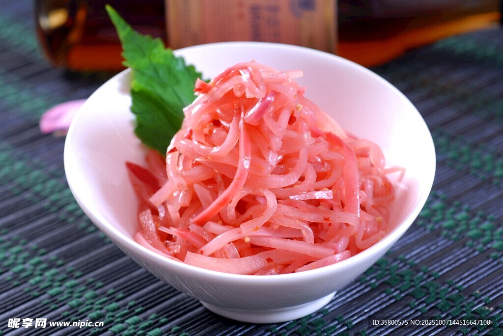 碗中粉色丝状腌菜