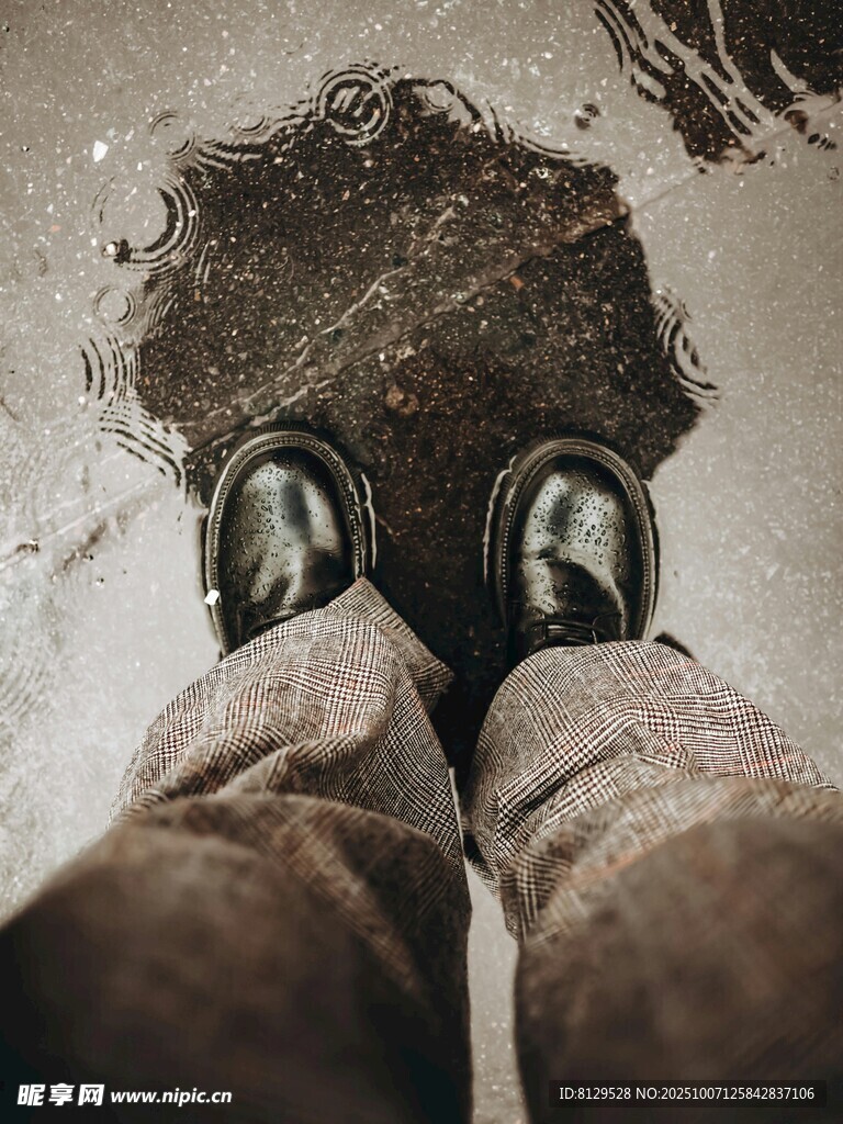 雨中站立的双脚与积水