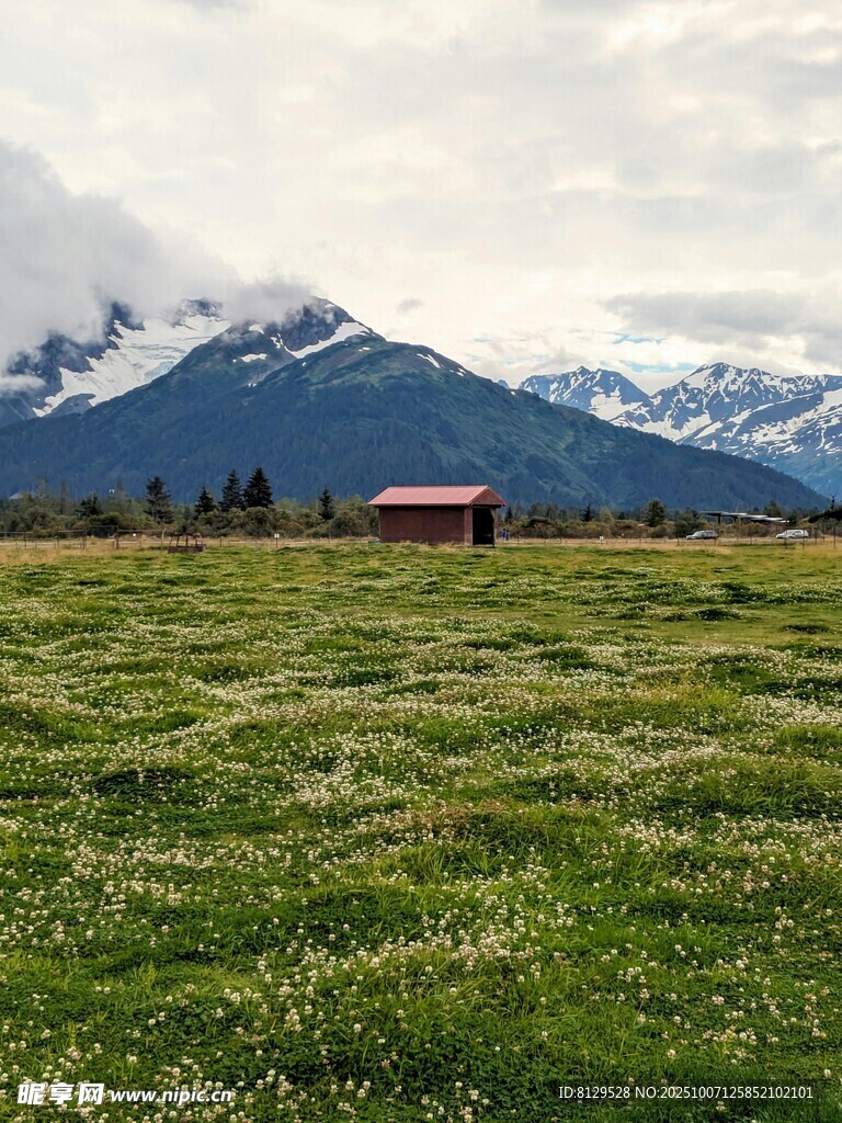 草原上的小屋与远山美景