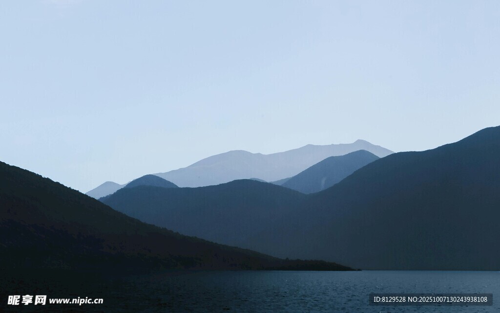 宁静山水间的湖光山色