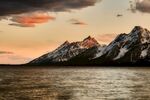 夕阳下的壮丽雪山湖泊