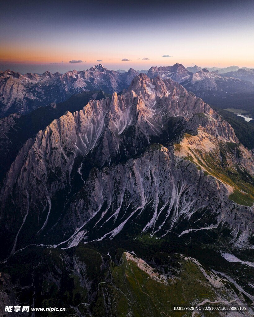 壮丽山景夕阳下的山脉奇观
