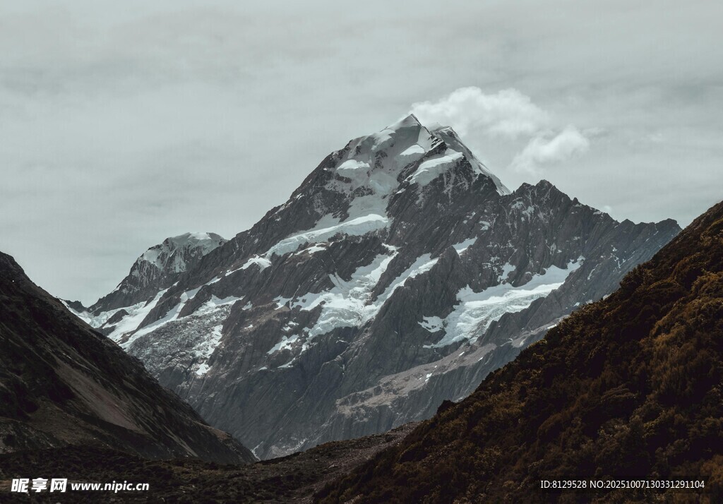 巍峨雪山壮丽风光