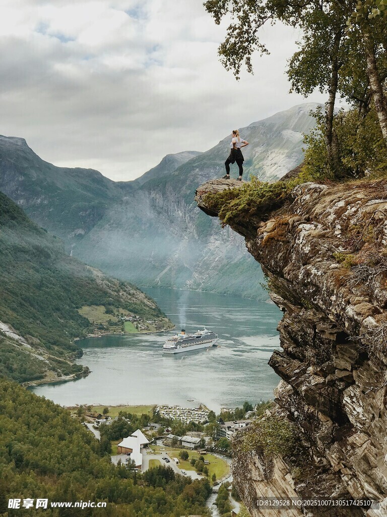 悬崖边徒步者俯瞰壮丽风景
