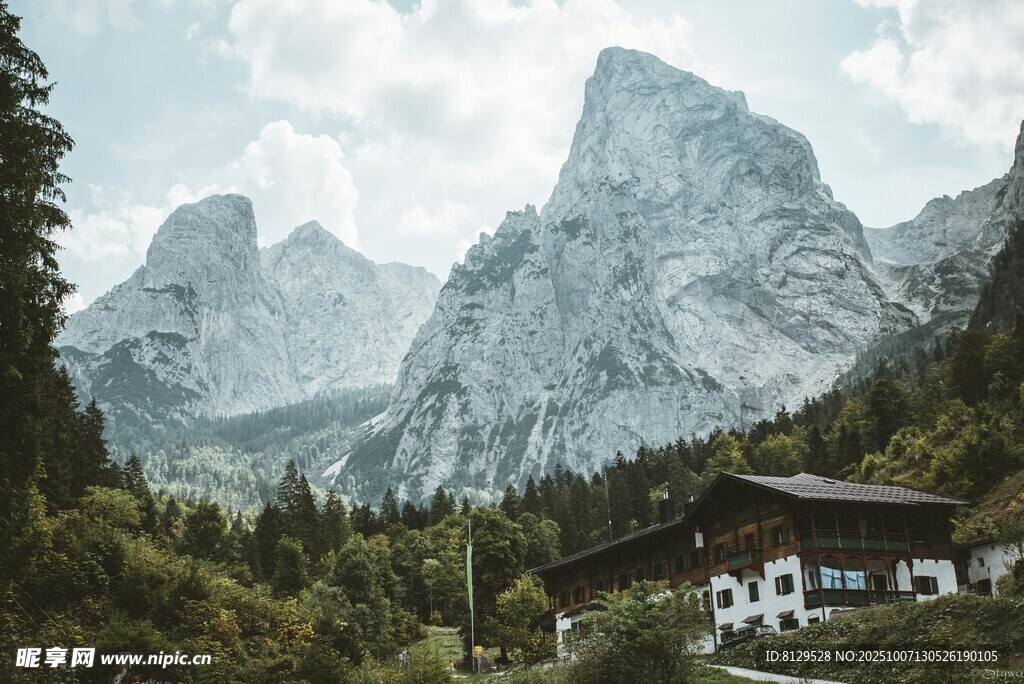 山间小屋伴巍峨壮丽群山